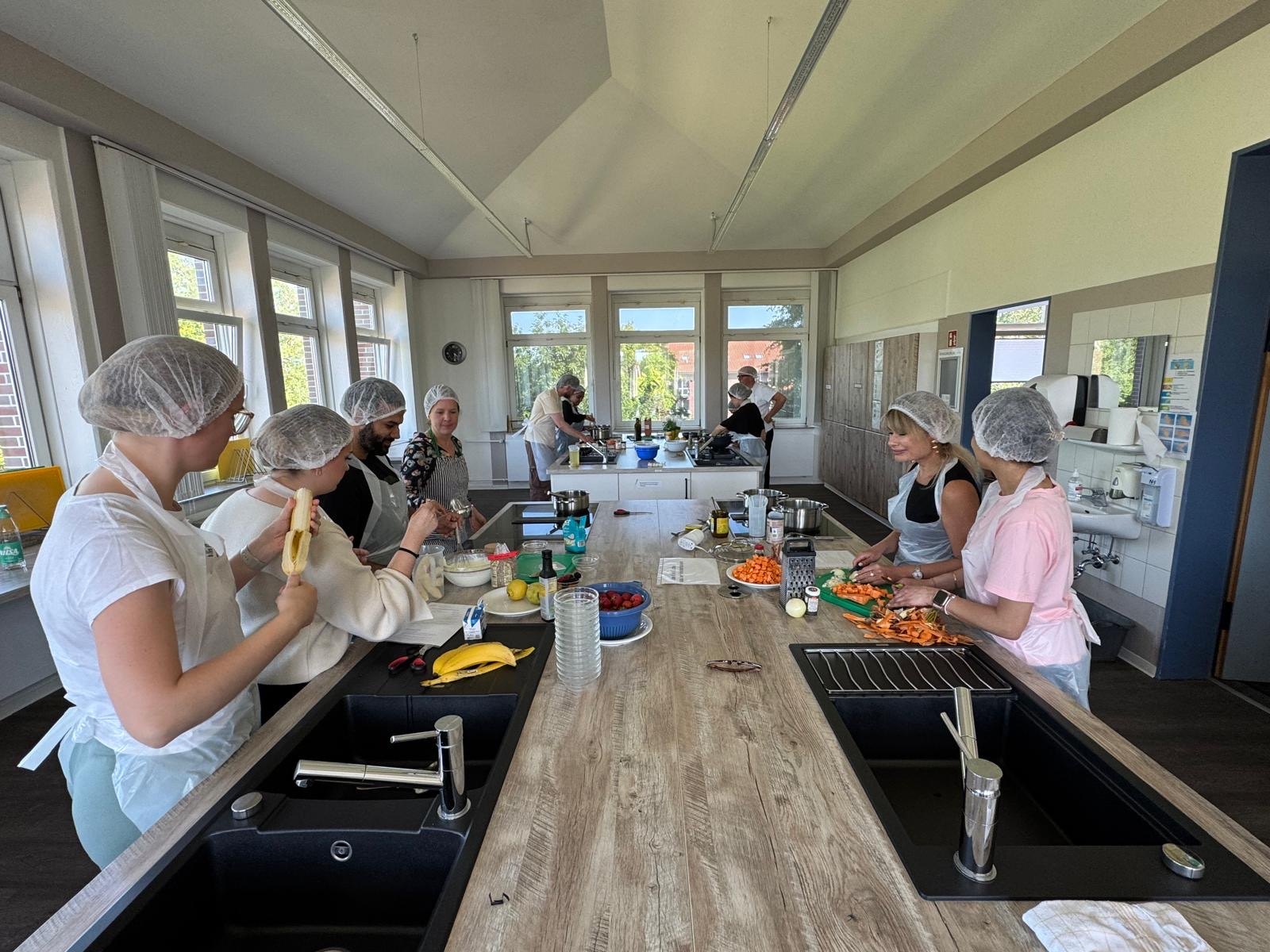 Zahngesunde Ernährung praktisch erleben: In Zusammenarbeit mit der Kreisvolkshochschule Aurich und der Ökotrophologin Frau Christine Schmidt wurde gemeinsam gekocht, erklärt und diskutiert.