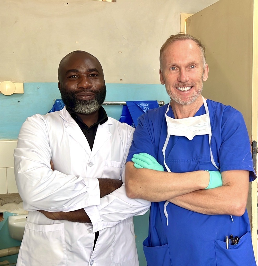 Dr. Dr. Jochen Wessels mit einem ärztlichen Kollegen während des zahnmedizinischen Hilfseinsatzes in Kabwe, Sambia