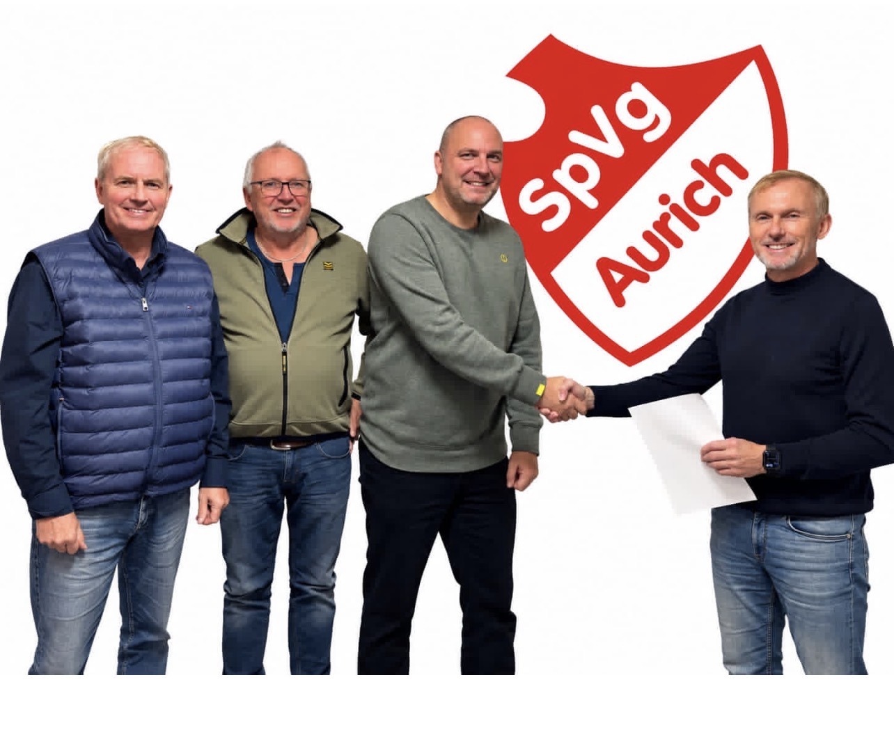 Dr. Dr. Jochen Wessels und Vertreter der Sportvereinigung Aurich bei der Vereinbarung zur Namenspartnerschaft des Aurich Cup